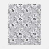 淡い灰色の背景に白い花 フリースブランケット (正面)