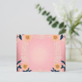 淡い素朴ピンクの背景に花の模様 ポストカード (スタンド正面)