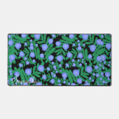 淡い紫のフローラの花と緑の葉植物 デスクマット (正面)