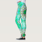 淡い緑の粒状のテクスチャ、花の万華鏡のように千変万化するパターンt レギンス (左)