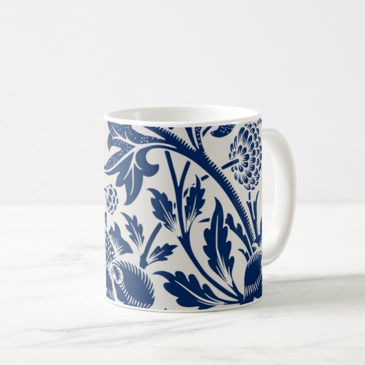 淡い背景の複雑な青い花柄 コーヒーマグカップ (正面右)
