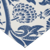 淡い背景の複雑な青い花柄 テーブルクロス (アングル)