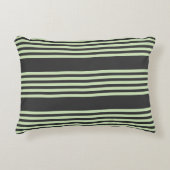 淡い色の緑と炭の五つストライプ模様 アクセントクッション (正面)