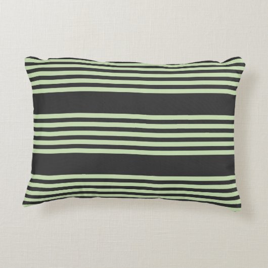 淡い色の緑と炭の五つストライプ模様 アクセントクッション (裏面)