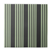 淡い色の緑と炭の五つストライプ模様 タイル (正面)