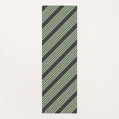 淡い色の緑と炭の五つストライプ模様 ヨガマット (正面)
