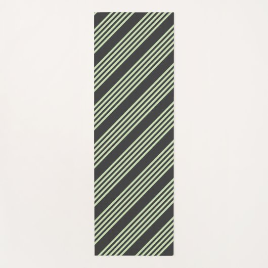 淡い色の緑と炭の五つストライプ模様 ヨガマット (正面)