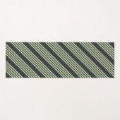 淡い色の緑と炭の五つストライプ模様 ヨガマット (正面(横))