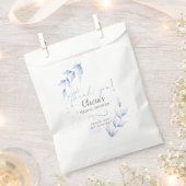 淡い色の薄紫ほこりっぽい青い葉のブライダルシャワー フェイバーバッグ (クリップ留めされた状態)