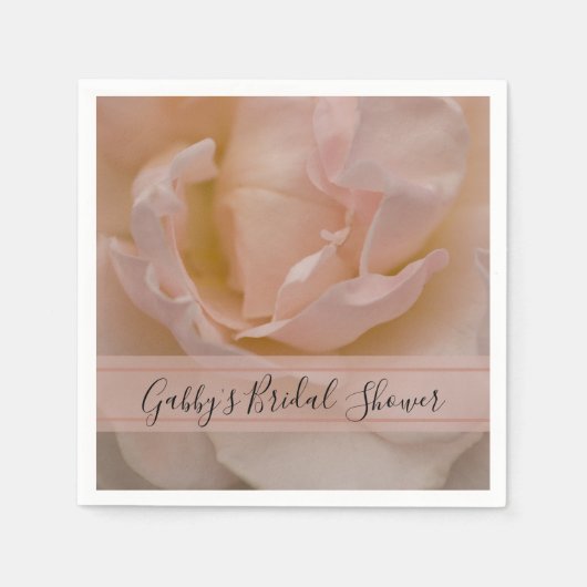 淡い色の赤面ピンクローズフローラブライダルシャワー スタンダードカクテルナプキン (正面)