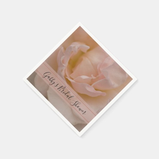 淡い色の赤面ピンクローズフローラブライダルシャワー スタンダードカクテルナプキン (角)