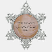 淡い色の赤面ピンクローズフローラ婚約 スノーフレークピューターオーナメント (正面)