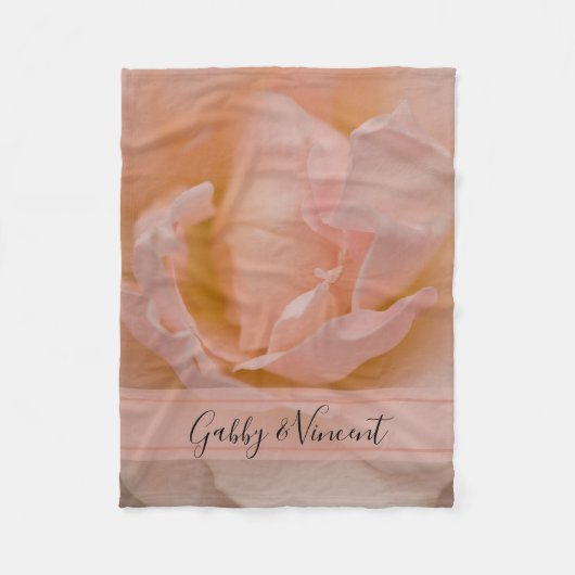 淡い色の赤面ピンクローズフローラ結婚ズ形見 フリースブランケット (正面)