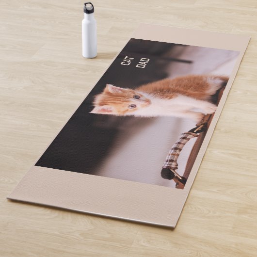 淡い色のTAUPE「猫パパ」オレンジ色の子猫 ヨガマット (インサイチュ)
