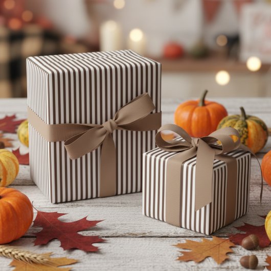 淡い茶色と白のストライプパターン ラッピングペーパー