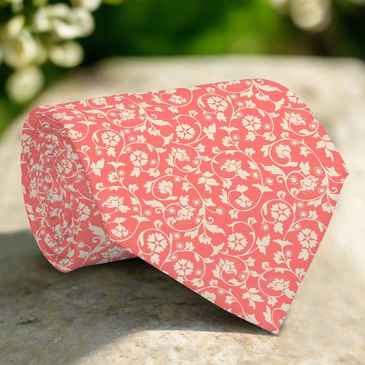 淡い赤離れ色の背景の花と花 ネクタイ