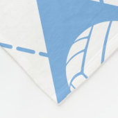 淡い青いグレーアーガイルパターンとバレーボール フリースブランケット (角)