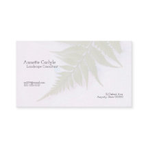 淡い青い水色のフェードの上のシダ