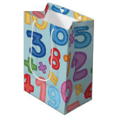 淡い青い背景の学校に戻る数字 ミディアムペーパーバッグ (正面アングル)