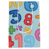 淡い青い背景の学校に戻る数字 ミディアムペーパーバッグ (裏面)