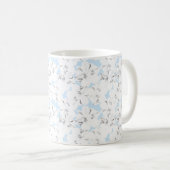淡い青の上に白い花。 コーヒーマグカップ (正面右)