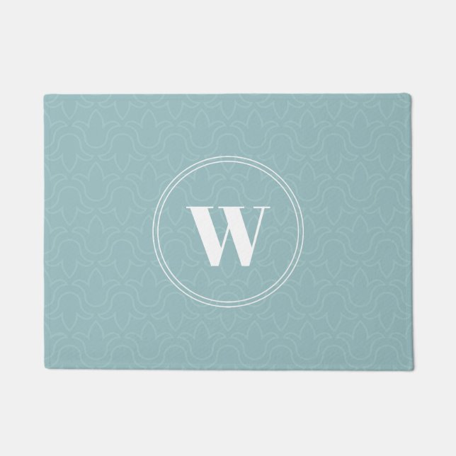淡い青の控えめな花のパターン青のモノグラム ドアマット (正面)