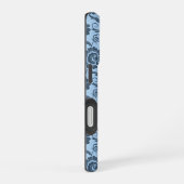 淡い青の背景に優雅な花模様 iPhone 16ケース (右側面)