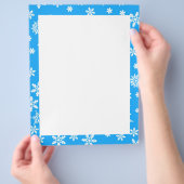 淡い青の背景に白い雪の結晶 チラシ (手)