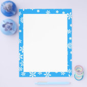 淡い青の背景に白い雪の結晶 チラシ (シングル)