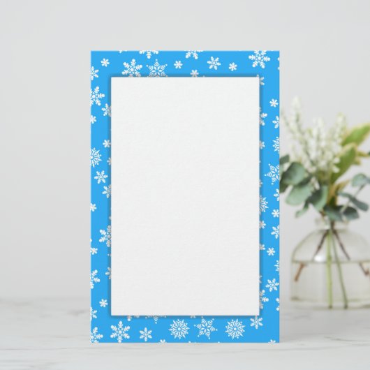 淡い青の背景に白い雪の結晶 便箋 (スタンド正面)
