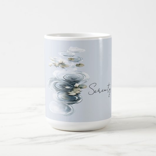 淡い青の蓮の花と蓮の葉の静けさ コーヒーマグカップ (中央)
