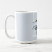 淡い青の蓮の花と蓮の葉の静けさ コーヒーマグカップ (左)