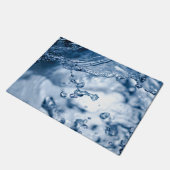 淡い青色の水の繊細な滴 ドアマット (アングル)