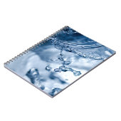 淡い青色の水の繊細な滴 ノートブック (左側)