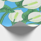 淡い青色の背景に白い平和のユリ ラッピングペーパー (角)