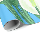 淡い青色の背景に白い平和のユリ ラッピングペーパー (ロールコーナー)