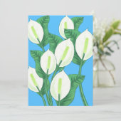 淡い青色の背景に白い平和のユリ 招待状 (スタンド正面)