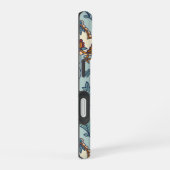 淡い青色の背景に華やかな花柄 iPhone 16ケース (右側面)