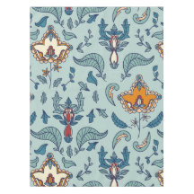 淡い青色の背景に華麗な花模様