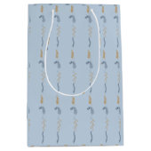 淡い青色の花の落書き ミディアムペーパーバッグ (正面)