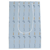 淡い青色の花の落書き ミディアムペーパーバッグ (裏面)