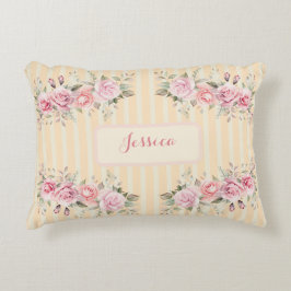 淡い黄色のストライプ アクセントクッション