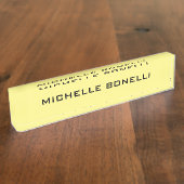 淡い黄色のミニマルなシンプルな読み取りモダン可能 デスクネームプレート (側面)