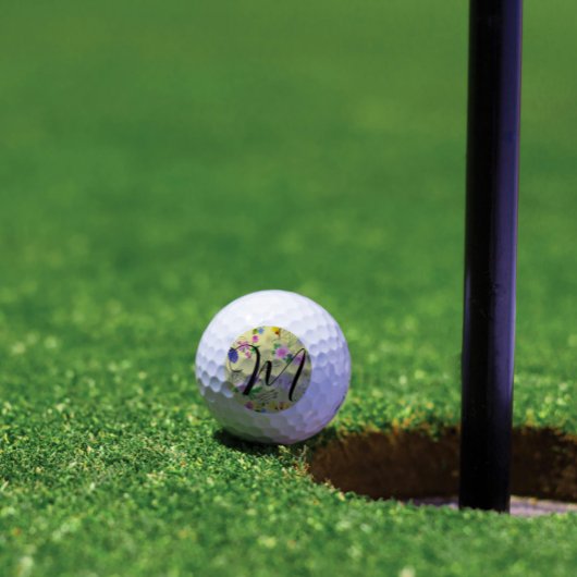 淡い黄色の繊細な山花。カスタム. ゴルフボール