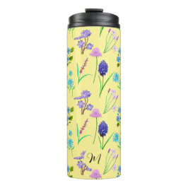 淡い黄色の繊細な山花。カスタム. タンブラー