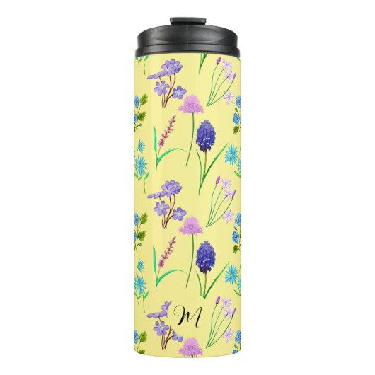 淡い黄色の繊細な山花。カスタム. タンブラー (正面)