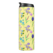 淡い黄色の繊細な山花。カスタム. タンブラー (回転右)