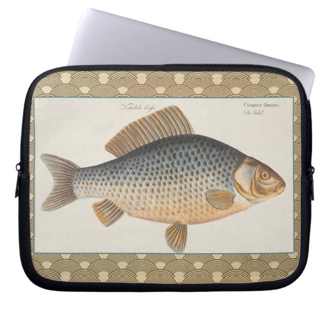 淡水魚の鯉の絵 ラップトップスリーブ (正面)