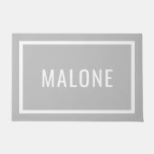 淡灰色のパーソナライズされたファミリ名の形式 ドアマット (正面)