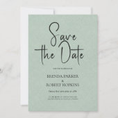 淡緑色のリネン地にシンプルなブラックスクリプトの「Save The Date」 招待状 (正面)